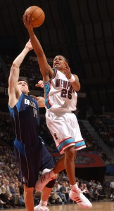 Earl Watson y Eduardo Nájera (Joe Murphy/NBAE/Getty Images)