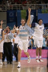 Felicidad argentina tras derrotar a los estadounidenses en el 2004 (Garrett W. Ellwood/NBAE via Getty Images)