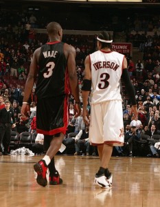 Wade y Iverson, charlando (Chris Hampson/NBAE/Getty Images)