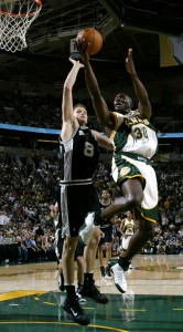 Reggie Evans y Rasho Nesterovic (Jeff Reinking/NBAE/Getty Images)