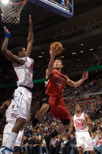 Carlos Delfino y Amir Johnson (Allen Einstein/NBAE/Getty Images)