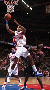 Amir Johnson anota ante Reggie Evans (D. Lippitt/Einstein/NBAE/Getty Images)