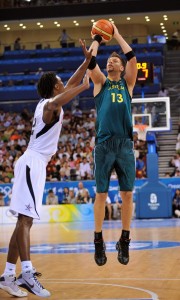 Davis Andersen lanza ante Chris Bosh en los JJOO de Pekín (Garrett W. Ellwood/NBAE via Getty Images)