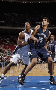 Hamed Haddadi y Dwight Howard (Fernando Medina/NBAE/Getty Images)