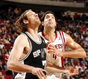 Obero y Scola, en la lucha por la posición (Bill Baptist/NBAE via Getty Images)