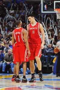 Yao y McGrady, marcados por las lesiones (Larry W. Smith/NBAE via Getty Images