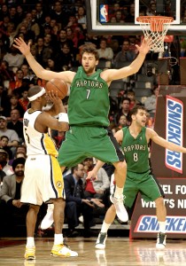 Andrea Bargnani, en labores defensivas (Ron Turenne/NBAE/Getty Images)