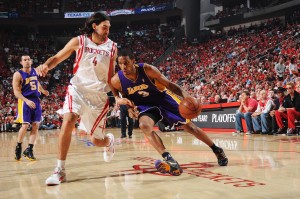 Ariza y Scola, ahora compañeros (Andrew D.  Bernstein/NBAE via Getty Images)