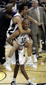 Alegría en los éxitos de los Spurs (Layne Murdoch/NBAE via Getty Images)