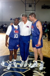 Don Nelson, junto a Chris Mullin y Tim Hardaway (Jon SooHoo/NBAE via Getty Images)