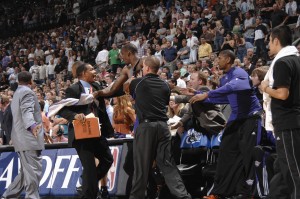 Stoudemire aprediço que no se debe pisar el campo si hay amago de pelea (Clarke Evans/NBAE via Getty Imageó