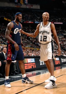 Bruce Bowen, siempre defendiendo a las estrellas rivales (Clarke Evans/NBAE via Getty Images)