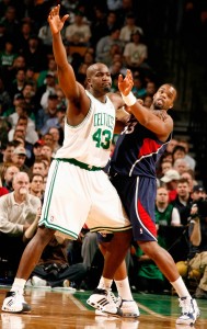 Kendrick Perkins y Shelden Williams, en lucha por la posición (Nathaniel S. Butler/NBAE via Getty Images)