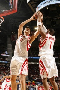 Yao Ming y Tracy McGrady en el rebote defensivo (Bill Baptist/NBAE via Getty Images)