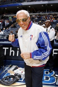 Dick Bavetta es uno de los rostros más conocidos dentro del arbitraje NBA (Joe Murphy/NBAE via Getty Images)