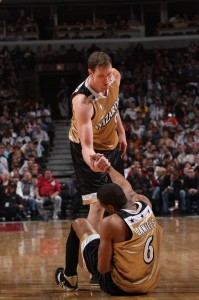 Darius Songaila y Antonio Daniels cruzan sus destinos (Gary Dineen/NBAE/Getty Images)