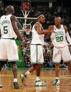 El 'trío mágico' de los Celtics (Garrett Ellwood/NBAE via Getty Images)