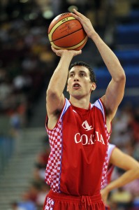 Roko Leni Ukic, letal ante los alemanes (Garrett W. Ellwood/NBAE via Getty Images)