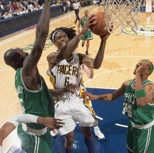 Marquis Daniels ataca el aro frente a los Celtics (Ron Hoskins/NBAE via Getty Images)