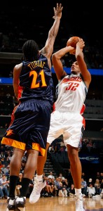 Ronny Turiaf intenta puntear el lanzamiento de Boris Diaw (Kent Smith/NBAE via Getty Images)