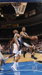 Keith Bogans intenta detener la penetración de Tony Parker (Fernando Medina/NBAE via Getty Images)