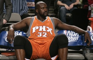 Shaq se aburre en el banquillo, y no podrá usar Twitter (Photo by Tim Heitman/NBAE via Getty Images)