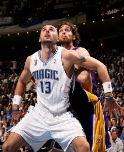 Martin Gortat y Pau Gasol (Nathaniel S. Butler/NBAE via Getty Images)