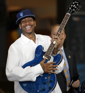 "Memphis Convention and Visitors Bureau" le regaló una guitarra Gibson a Allen Iverson en su presentación (Joe Murphy/NBAE via Getty Images)
