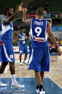 Parker y Turiaf celebran la victoria