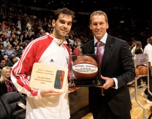 Calderón recibe el trofeo de mejor lanzador de tiros libres (Photo by Ron Turenne/NBAE via Getty Images)