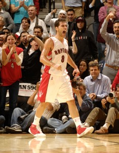 Calderón celebra la última jugada del partido y levanta al público de sus asientos (Photo by Ron Turenne/NBAE via Getty Images)