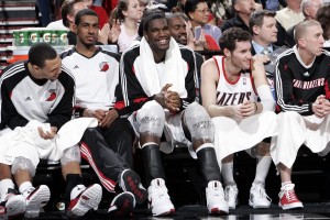 Sonrisas en el banquillo de los Blazers (Sam Forencich/NBAE via Getty Images)