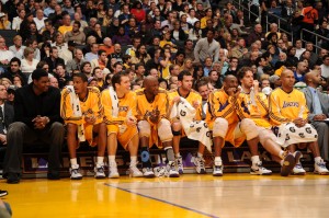 El calmado banquillo de los Lakers (Andrew D. Bernstein/NBAE via Getty Images)