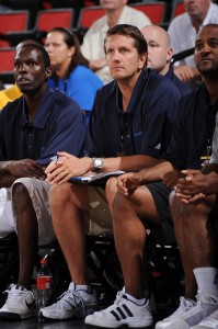 Chris Finch, en el banquillo de los Mavs durante la Liga de Verano (Garrett W. Ellwood/NBAE via Getty Images)