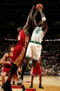 Garnett postea ante Shaq (David Liam Kyle/NBAE via Getty Images)