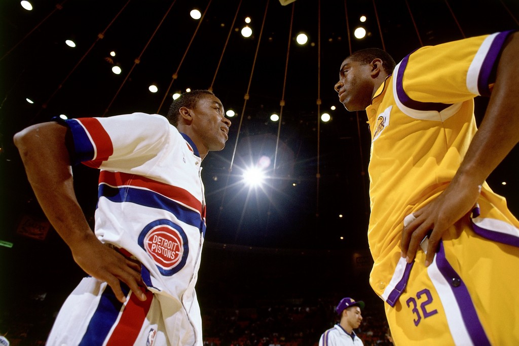 Isiah Thomas y Magic Johnson (Andrew D. Bernstein/NBAE via Getty Images)