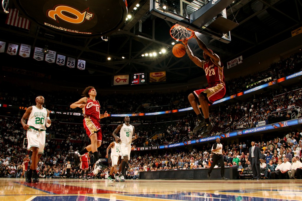 LeBron machaca en el contrataque (David Liam Kyle/NBAE via Getty Images)