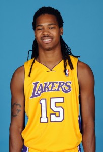 Mickael Gelabale posa con al camiseta de los Lakers (Juan Ocampo/NBAE via Getty Images)