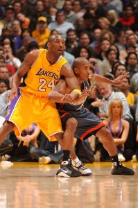Raja Bell defiende a Kobe Bryant (Andrew D. Bernstein/NBAE via Getty Images)