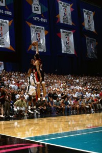 Sean Elliott, en el tiro ganador (Andrew D. Bernstein/NBAE via Getty Images)