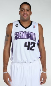 Sean May, con la camiseta de los Kings (Don Smith/NBAE via Getty Images)