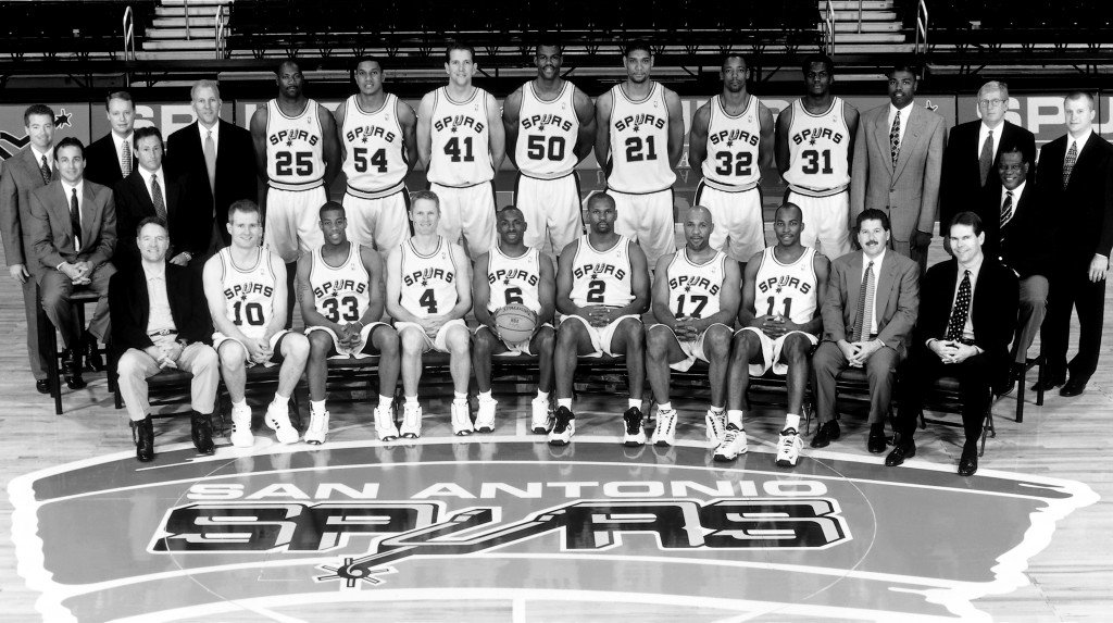 La plantilla de los San Antonio Spurs (Photo by NBA Photo Library/ NBAE/ Getty Images)