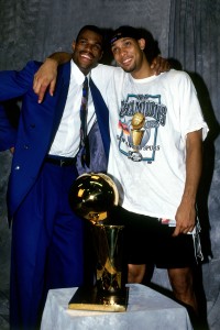 David Robinson y Tim Duncan, eufóricos tras el triunfo (Fernando Medina/NBAE via Getty Images)