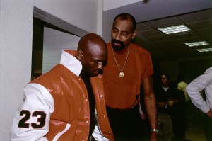 Wilt Chamberlain con Michael Jordan, en 1997 (Glenn James/NBAE via Getty Images)