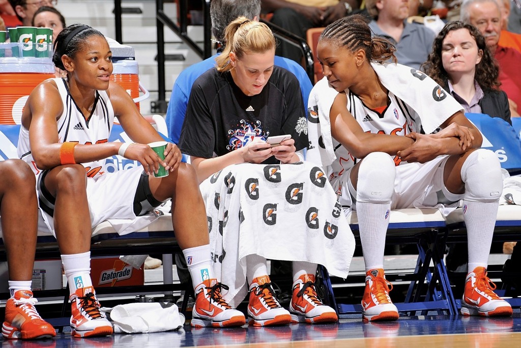 Katie Douglas postea en su cuenta de Twitter ante la mirada de Alana Beard y Tamika Catchings, durante el All Star Game de la WNBA (Jesse D. Garrabrant/NBAE via Getty Images) 