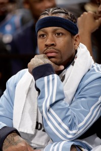 Allen Iverson, disgustado en el banquillo (Joe Murphy/NBAE via Getty Images)