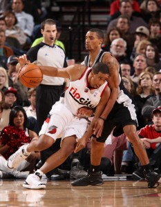 Clásico movimiento de Miller, que lleva a Hill al poste bajo (Sam Forencich/NBAE via Getty Images)