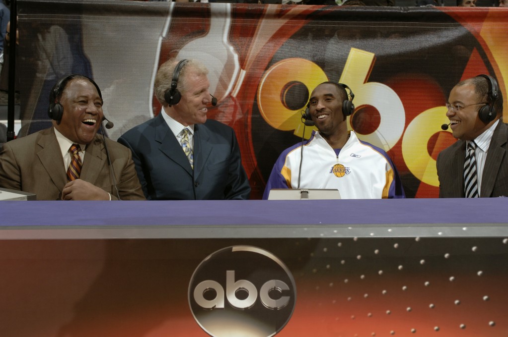 Bill Walton, bromeando con Kobe ante las risas de Mike Tirico y Steve Jones (Noah Graham/NBAE via Getty Images)