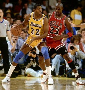 Magic Johnson y Michael Jordan, frente a frente (Photo by Andrew D. Bernstein/NBAE via Getty Images)
