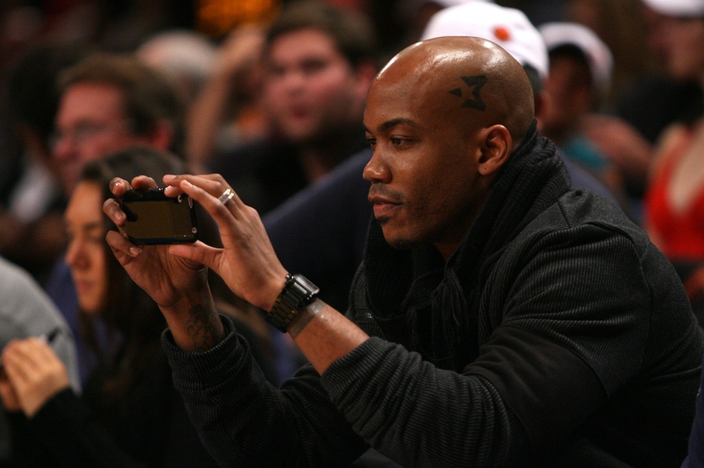 Stephon Marbury graba desde su asiento (Photo by Chris Trotman/Getty Images)